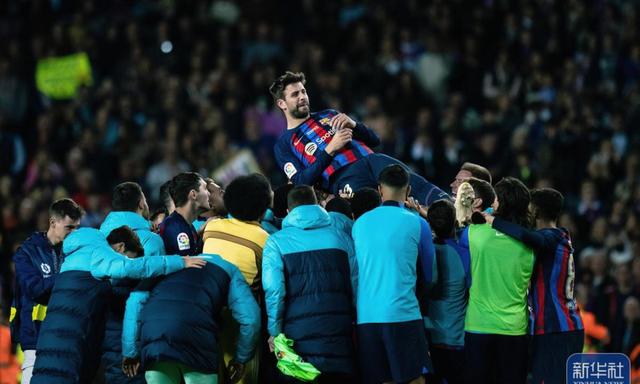 九游体育官网包含离谱!比利亚雷亚尔关键时刻更衣室发声波尔图迎西甲关键赛,詹姆斯在老鹰比赛中逆转的词条